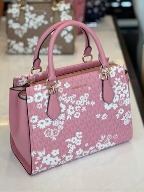 MICHAEL KORS Marilyn
Medium Printed Signature Logo
Satchel Crossbody
Carnation
